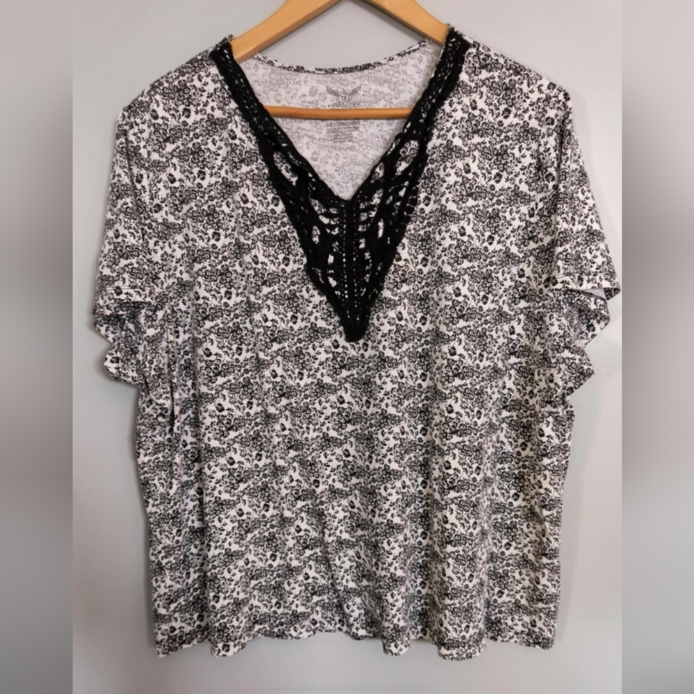 4/$10 ✨ Faded Glory Black and White Lace V-Neck Women's Top - 3X